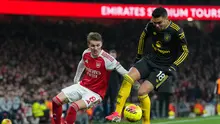 Martin Odegaard (kiri) berduel dengan Casemiro saat Arsenal menjamu Manchester United pada lanjutan Liga Inggris 2025/2026 di Emirates Stadium, Minggu (26/1/2026) malam WIB. (Mike Egerton/PA via AP)