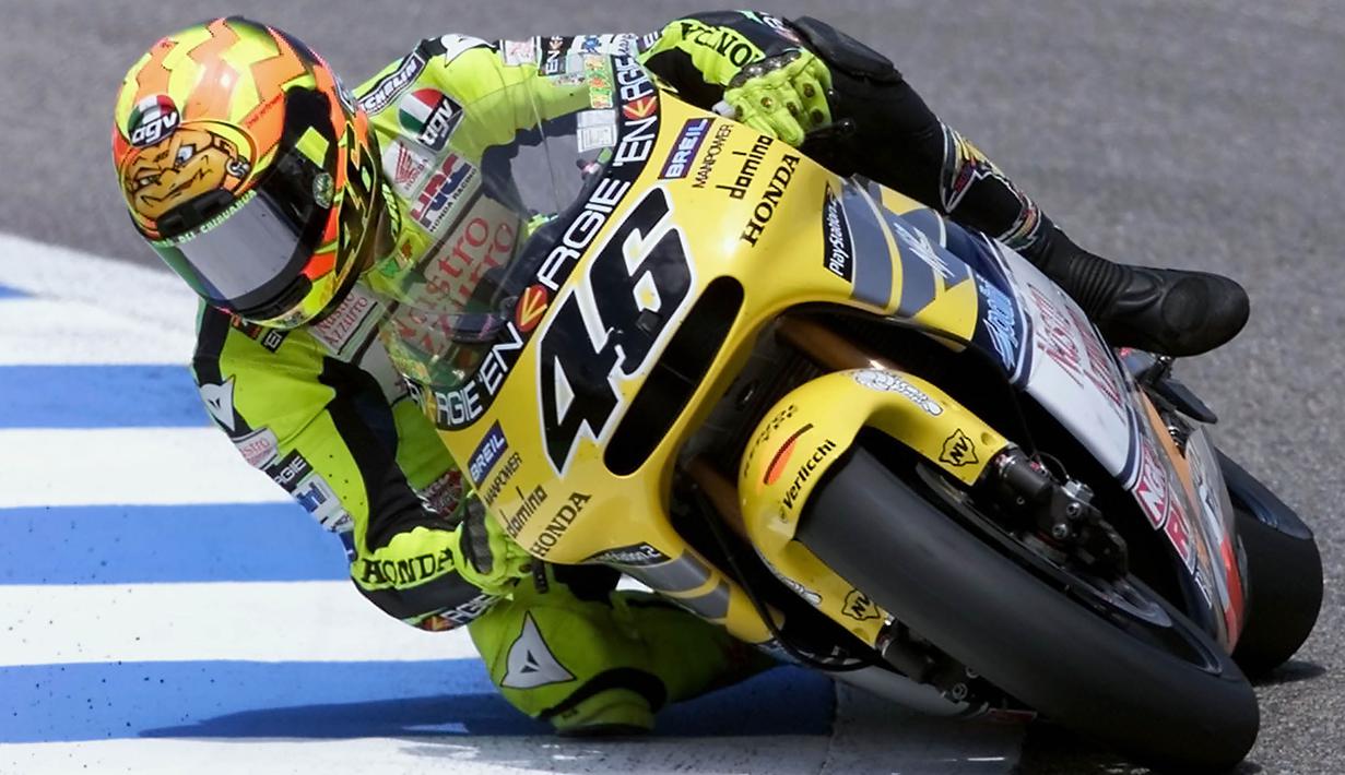Valentino Rossi menggunakan motor dengan dominasi warna kuning bersama tim Nastro Azzurro Honda pada tahun 2001. (AFP Photo/Christophe Simon)