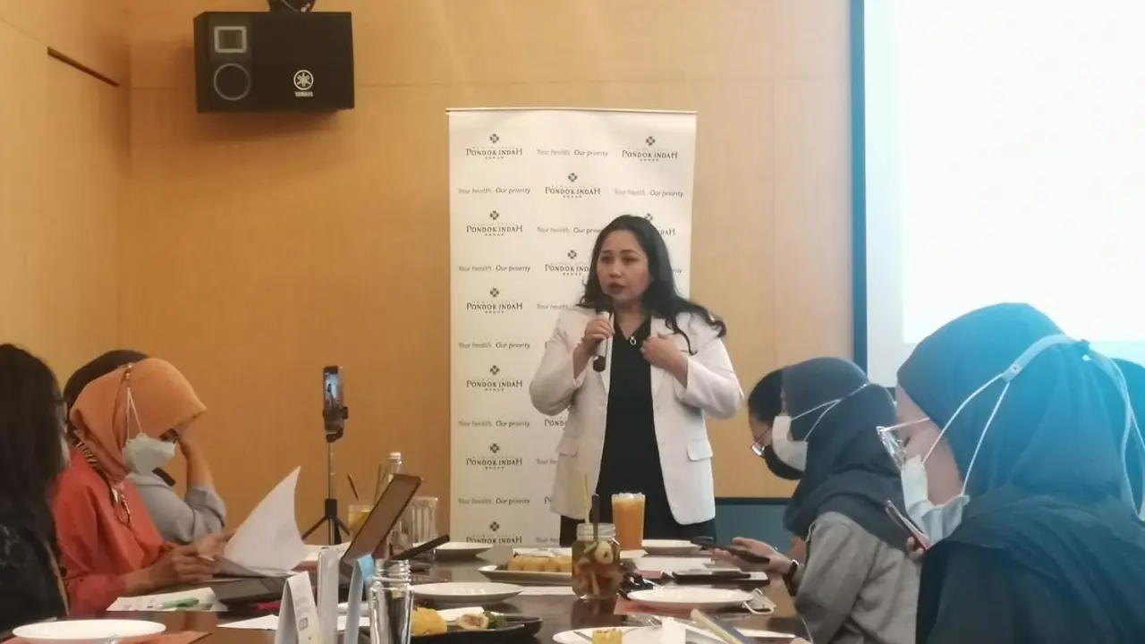 Dokter spesialis dermatologi, dr. Suksmagita Pratidina, Sp. DVE mempresentasikan materi pada konferensi pers 'Female Skin throughout Lifetime'.