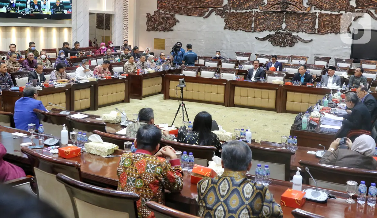 Suasana Rapat Kerja (Raker) Menteri Keuangan Sri Mulyani dan Menteri Investasi/Kepala Badan Koordinasi Penanaman Modal (BKPM) Bahlil Lahadalia di Gedung Parleman, Jakarta, Kamis (8/12/2022). Raker membahas Rancangan Undang-Undang tentang Pengembangan dan Penguatan Sektor Keuangan (RUU PPSK). (Liputan6.com/Angga Yuniar)