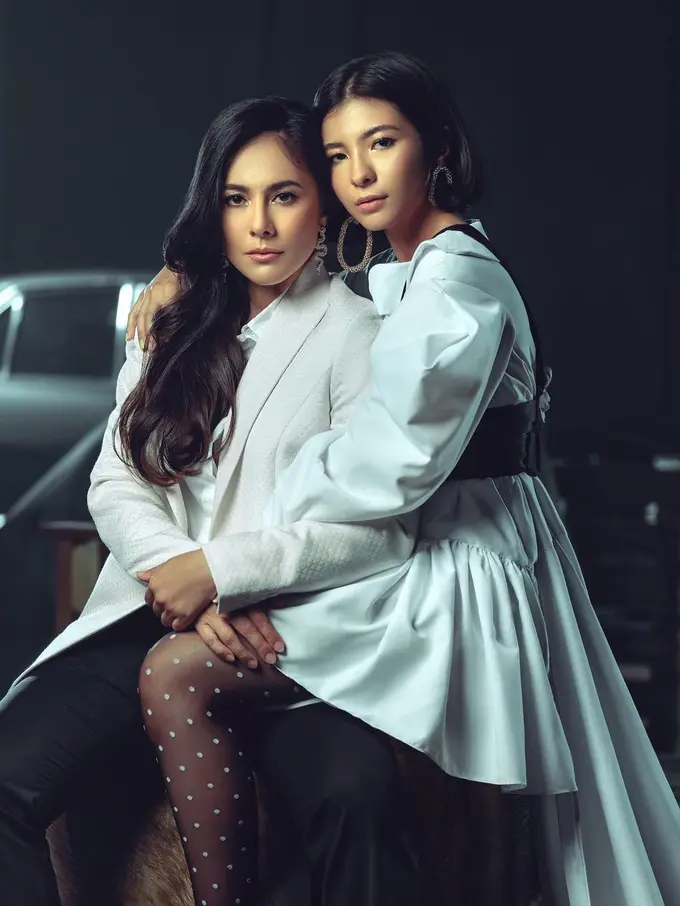 6 Gaya Pemotretan Wulan Guritno dan Shaloom Razade, Kompak Bak Kakak Adik