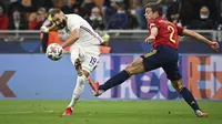 Penyerang Prancis Karim Benzema mencetak gol ke gawang Spanyol pada laga final UEFA Nations League 2021 di San Siro, Milan, Senin (11/10/2021) dini hari WIB. Prancis keluar sebagai juara UEFA Nations League 2021 setelah menumbangkan Spanyol 2-1. (Massimo Paolone/LaPresse via AP)