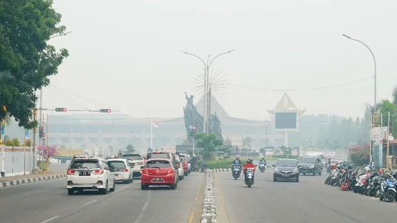 Suasana di Pekanbaru yang langitnya tak biru karena kabut asap kebakaran hutan dan lahan beberapa waktu lalu.