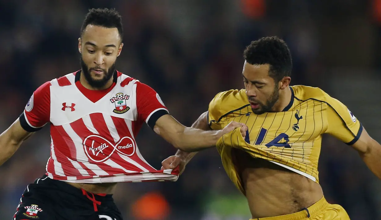 3. Penyerang Southampton, Nathan Redmond, tarik-tarikan dengan gelandang Tottenham, Mousa Dembele, pada laga Premier League di Stadion St Mary, Inggris, Rabu (28/12/2016). (Reuters/Matthew Childs)