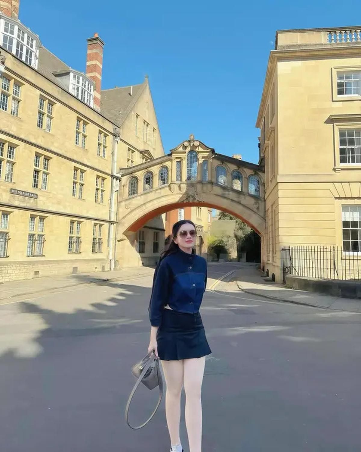 10 Outfit Liburan ala Maria Vania, dari Smart Casual hingga Preppy Modern yang Pas Banget