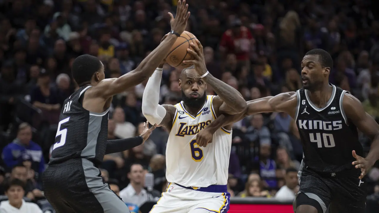 LeBron James mencoba menerobos kawalan pemain Kings pada lanjutan NBA