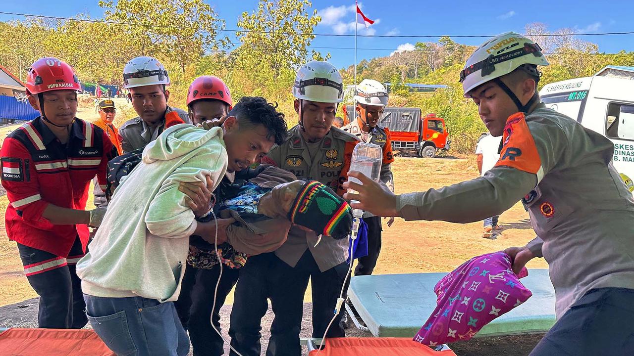 Basarnas Evakuasi Korban Gempa M 7,7 di NTT