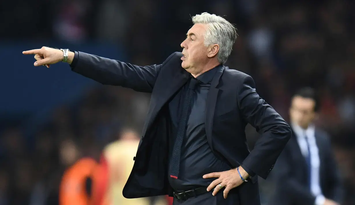 Carlo Ancelotti memberikan intruksi ke pemainnya saat berhadapan dengan PSG pada grup B Liga Champions di stadion Parc des Princes di Paris, Prancis (27/9). Ancelotti diberhentikan Bayern usai Kekalahan 0-3 dari PSG. (AFP Photo/Franck Fife)