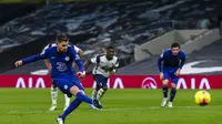 Pemain Chelsea Jorginho mencetak gol lewat tendangan penalti pada pertandingan Liga Inggris lawan Tottenham di Stadion Tottenham Hotspur di London, Inggris, Kamis, 4 Februari 2021. (Clive Rose / Pool via AP)