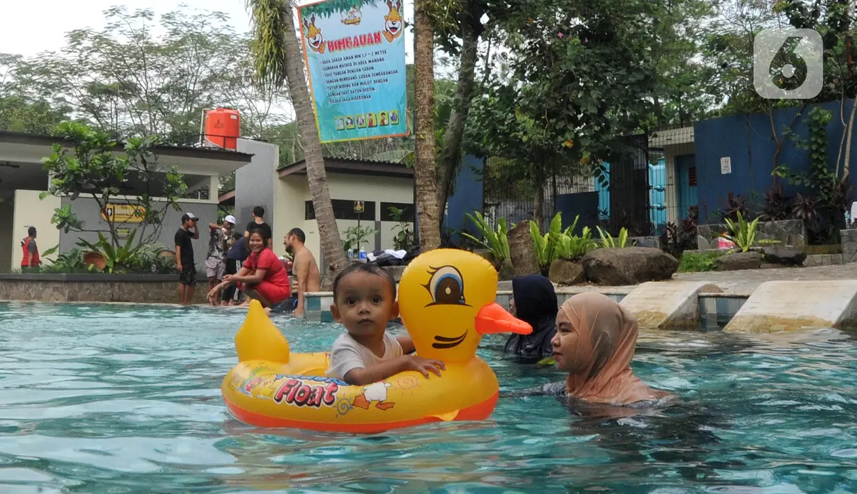 Seorang anak bermain air pada salah satu wahana di The Jungle Waterpark, Bogor, Jawa Barat, Sabtu (18/7/2020). Sejumlah tempat wisata di Kota Bogor mulai hari mulai dibuka kembali setelah selama 4 bulan ditutup dengan menerapkan protokol kesehatan bagi pengunjungnya. (merdeka.com/Arie Basuki)