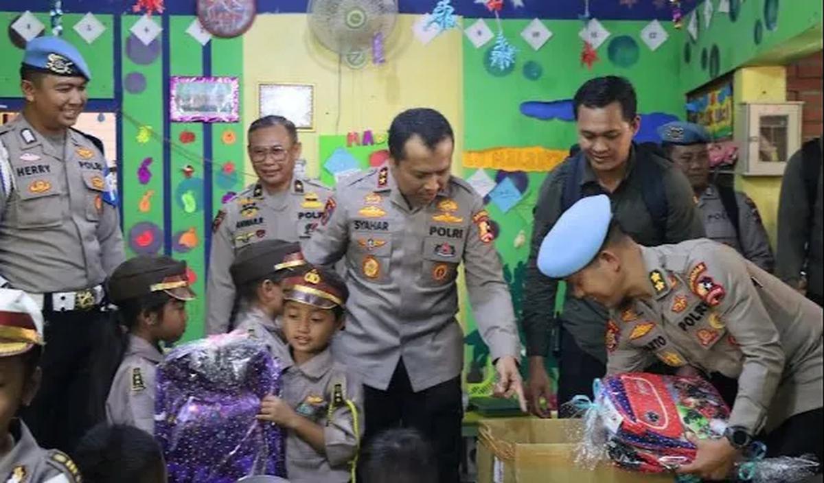 Dalam kesempatan itu, mantan Wakabareskrim Polri itu juga memberikan tali asih kepada sepuluh personel Propam yang memasuki masa purna tugas atau pensiun.<br>