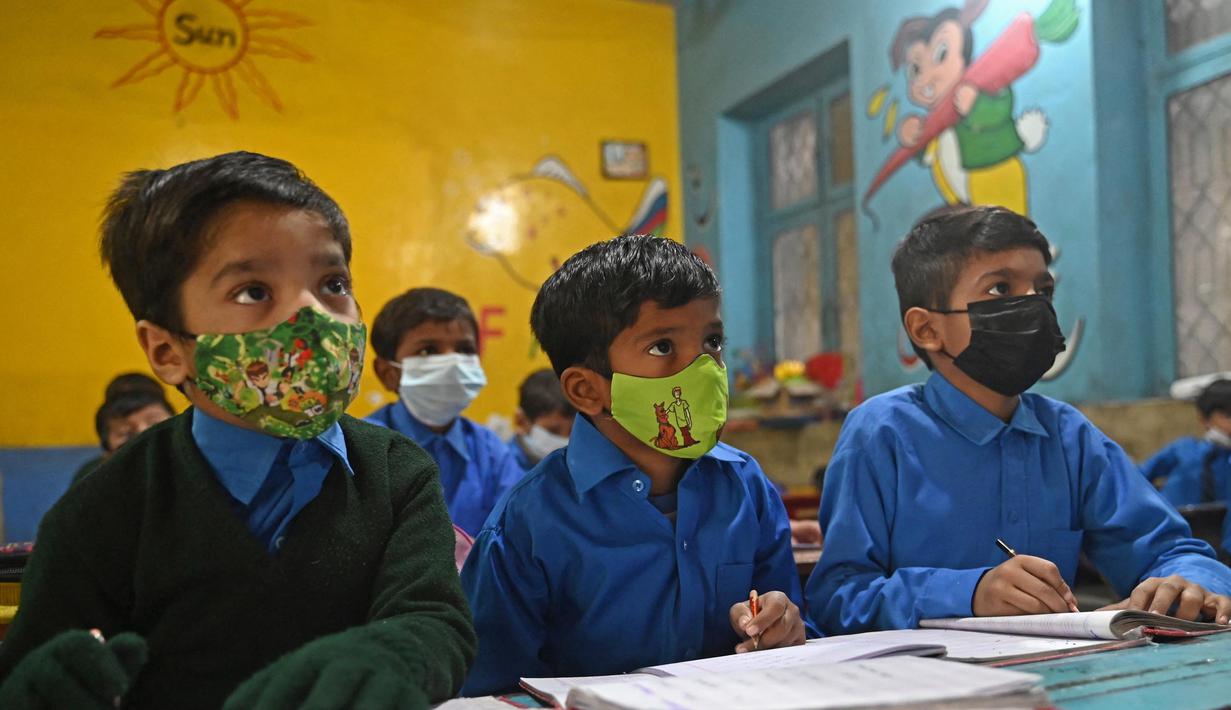 Penutupan sekolah-sekolah dari aktivitas pembelajaran tatap muka menghindari paparan kabut asap, yang beberapa kali lipat melebihi batas aman, kepada jutaan anak-anak di kota Lahore, Pakistan. (Arif ALI/AFP)
