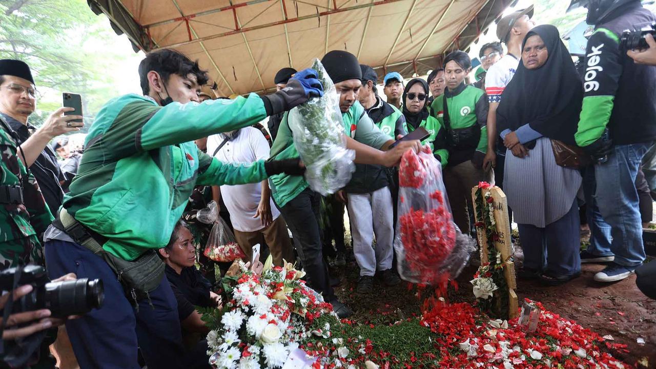 FOTO: Ribuan Ojol Antar Kepergian Affan ke Peristirahatan Terakhir