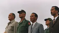 Presiden A.S. Lyndon B. Johnson (kiri) pada kunjungan di Vietnam Selatan pada 26 Oktober 1966, dengan Jenderal William Westmoreland, Letnan Jenderal Nguyen Van Thieu, dan Perdana Menteri Nguyen Cao Ky (Vietnam Selatan). (Public Domain)