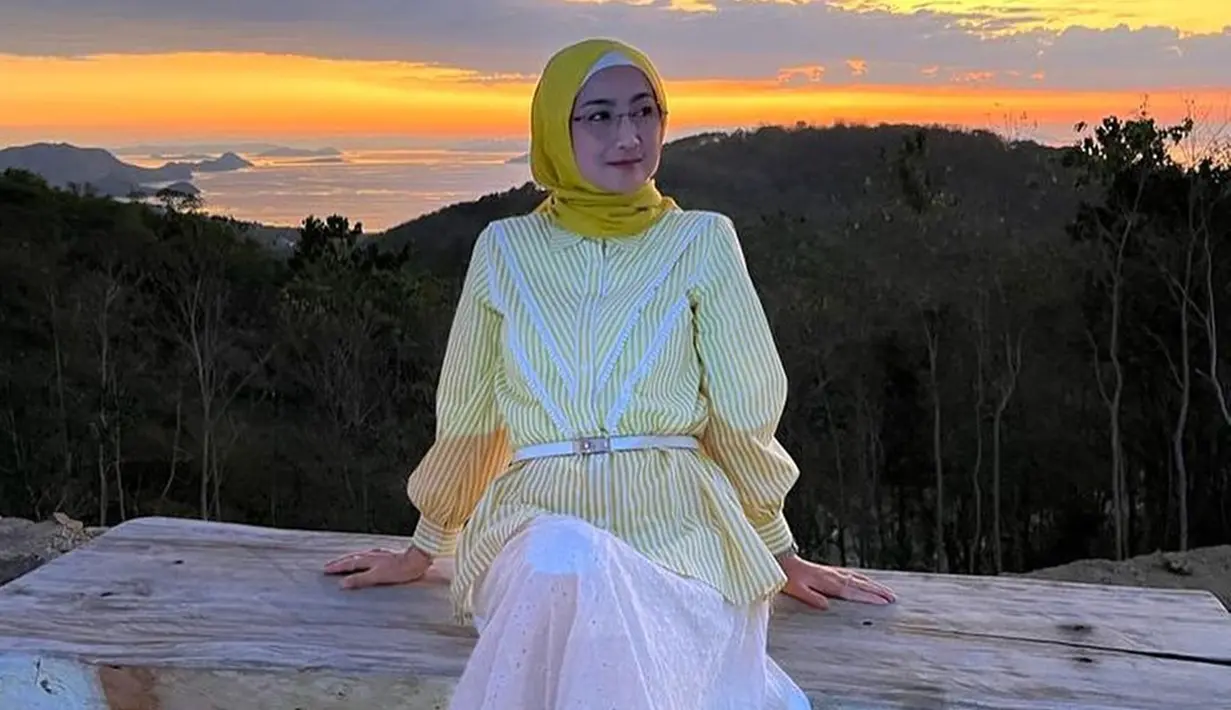 Desy Ratnasari membagikan momen liburannya berwisata di alam Labuan Bajo yang indah. Dalam potret tersebut, wanita 48 tahun itu tampak penuh kebahagiaan saat melihat pemandangan di sana. Ia menikmati matahari terbenam dengan suasana langit yang begitu cerah. (Liputan6.com/IG/@desyratnasariterdepan)