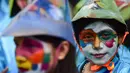 Anak perempuan mengambil bagian dalam parade anak-anak "Carnavalito" selama Karnaval Hitam dan Putih di Pasto, Kolombia, Rabu (2/1). Karnaval ini dinamai UNESCO sebagai Mahakarya Warisan Lisan dan Tak Benda Kemanusiaan di tahun 2009. (Juan BARRETO/AFP)