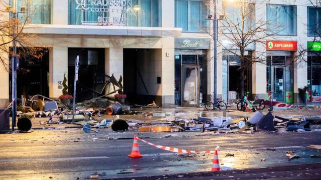 Akurium Raksasa AquaDom di Berlin Pecah, Muntahkan 1.500 Ikan ke Jalan