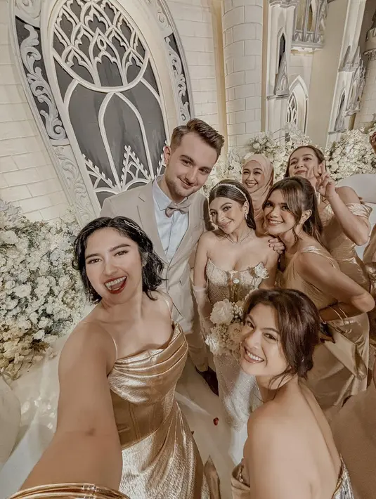 Kebahagiaan yang dirasakan Sarah Keihl juga dirasakan oleh para sahabatnya. Tak kalah memesona dari pengantin, bridesmaid Sarah Keihl bikin salah fokus. Meski unggahan bridesmaid Sarah Keihl dipenuhi dengan komentar netizen yang menanyakan soal hubungan Sarah dan Mahdy Reza yag sedang ramai, namun sahabat sekaligus bridesmaid Sarah Keihl memilih tak menanggapi. (Liputan6.com/IG/audimarissa)
