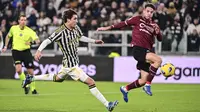 Gelandang Juventus, Fabio Miretti (kiri) mencetak gol penyeimbang 1-1 ke gawang Salernitana pada laga babak 16 besar Coppa Italia 2023/2024 di Juventus Stadium, Turin, Jumat (5/1/2024) dini hari WIB. (dpa via AP Photo/Marco Alpozzi)