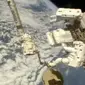 Dua astronaut melakukan misi spacewalk di luar Stasiun Antariksa Internasional (ISS) untuk memperbaiki detektor partikel kosmis. (NASA)