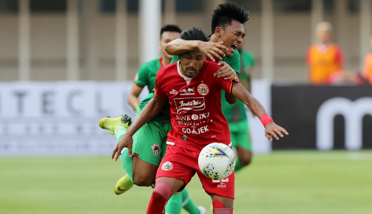 Gelandang Persija Jakarta, Rohit Chand, berebut bola dengan pemain Kalteng Putra, Rizky Dwi Febrianto, pada laga Liga 1 2019 di Stadion Madya, Jakarta, Selasa (20/8). Persija menang 3-0 atas Kalteng Putra. (Bola.com/M Iqbal Ichsan)