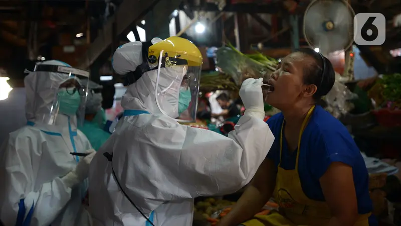 FOTO: Pedagang Pasar Thomas Jalani Tes Swab COVID-19