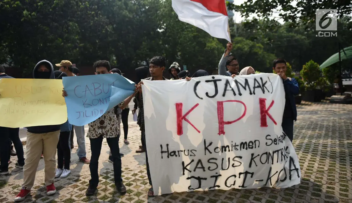 Mahasiswa yang tergabung dalam Jamak melakukan aksi unjuk rasa di KPK Jakarta, Rabu (3/10). Mereka juga menunut KPK menindak lanjuti hasil temuan investigasi audit BPK dalam kasus kontrak JICT-Koja. (Liputan6.com/Angga Yuniar)