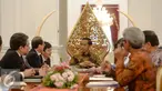 Presiden Joko Widodo (tengah) mendengarkan utusan khusus Perdana Menteri Jepang Hiroto Izumi di Istana Merdeka, Jakarta, Jumat (10/7/2015). Pertemuan membahas hubungan bilateral dan kerjasama ekonomi antara kedua negara. (Liputan6.com/Faizal Fanani)