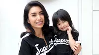 Tyas Mirasih dan keponakannya Amandine.