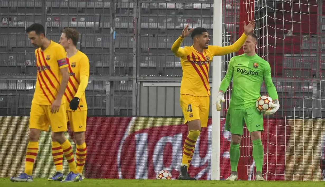 Reaksi pemain Barcelona Ronald Araujo usai pemain Bayern Munchen mencetak gol ke gawangnya pada pertandingan Grup E Liga Champions di Munich, Jerman, 8 Desember 2021. Bayern Munchen menang 3-0. (AP Photo/Matthias Schrader)