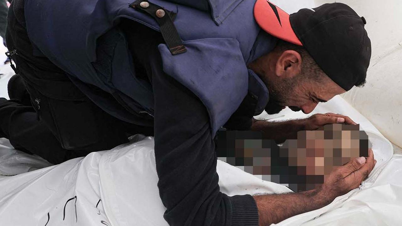 Jurnalis Palestina Mohammed Alaloul menangis histeris ketika melihat jasad kedua anaknya yang tewas dalam serangan Israel di kamp pengungsi Al-Maghazi, Deir Balah, Jalur Gaza, pada 5 November 2023.