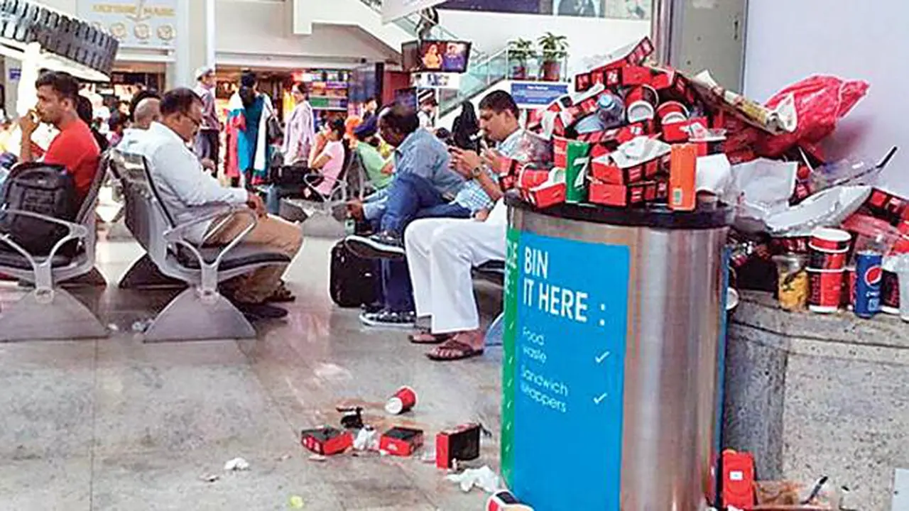 Petugas Kebersihan Mogok Kerja, Bandara Mumbai Penuh Sampah