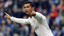 1. Cristiano Ronaldo (Real Madrid), keduanya pernah bekerja sama dan meraih sukses di Madrid. CR7 dikabarkan berniat meninggalkan Los Blancos dan kemungkinan kehadiran Mou di MU akan membuatnya pulang ke Manchester. (AFP/Miguel Riopa)
