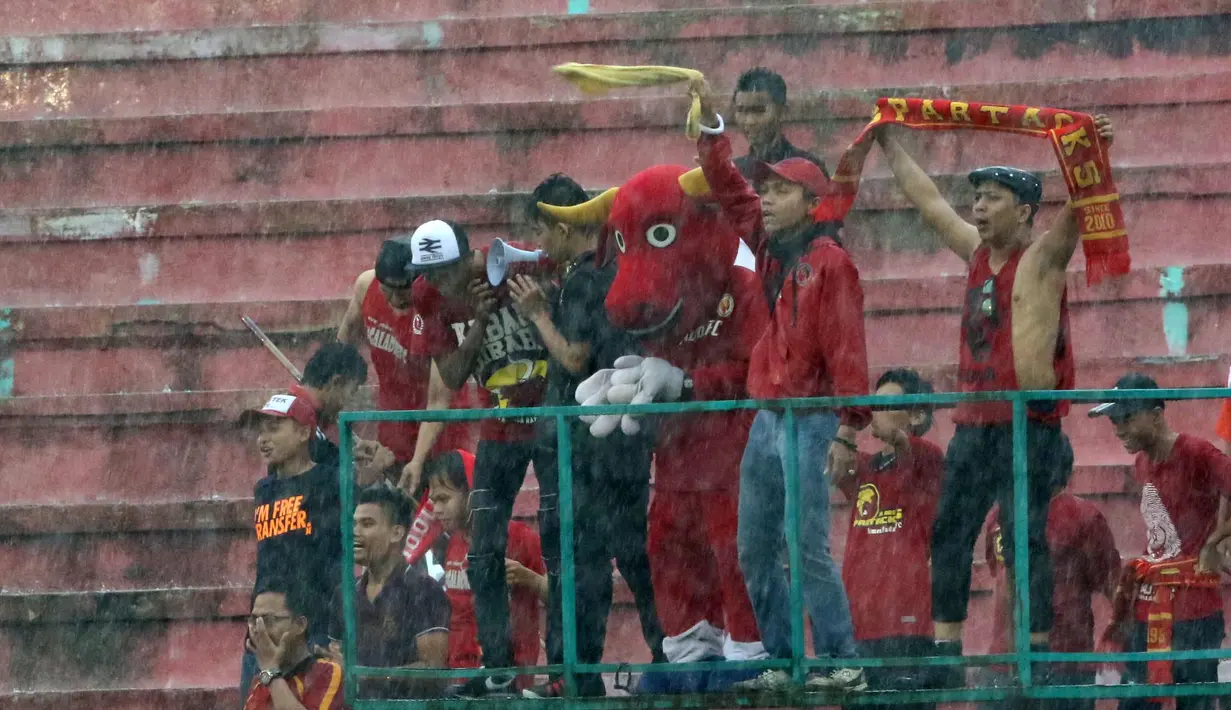 Suporter Semen Padang walaupun sedikit namum dukungannya sangat berarti untuk tim pada lanjutan Piala Jenderal Sudirman grup E  di Manahan, Solo, Sabtu (12/12/2015). (Bola.com/Nicklas Hanoatubun)