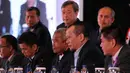 Ketua Umum PSSI 2015-2019, La Nyalla Mattalitti (kedua kanan) memberikan pidato pertamanya usai terpilih dalam Kongres Luar Biasa PSSI 2015 di Surabaya, Sabtu (18/4/2015). La Nyalla mendapat 92 suara dari 106. (Liputan6.com/Helmi Fithriansyah)