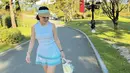 Ia juga tampak mengenakan visor daru Christian Dior yang begitu mewah. [Foto: Instagram/ Shandy Aulia]