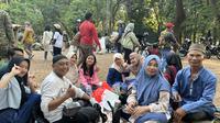 Sejumlah warga yang menghadiri perayaan puncak Hari Ulang Tahun (HUT) ke-80 TNI di Monas, Jakarta. (Liputan6.com/Radityo Priyasmoro)