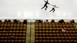 Atlet Jerman, Aliona Savchenko dan Bruno Massot, beraksi saat sesi latihan jelang Kejuaraan Dunia Figure Skating 2016 di TD Garden, Boston, Massachusetts, AS, (29/3/2016). (EPA/Justin Lane)