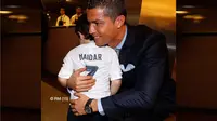 Siapa yang tak meleleh hatinya melihat anak kecil ini. Fans cilik Real Madrid ini menjadi yatim piatu akibat perang di kotanya. (sumber: realmadrid.com)