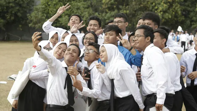 Ilustrasi Foto Kelulusan Bersama