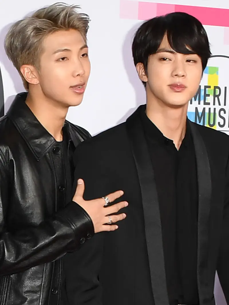 RM BTS dan Jin dalam American Music Awards 2017 di Los Angeles, Minggu (19/11).(Mark Ralston/AFP)