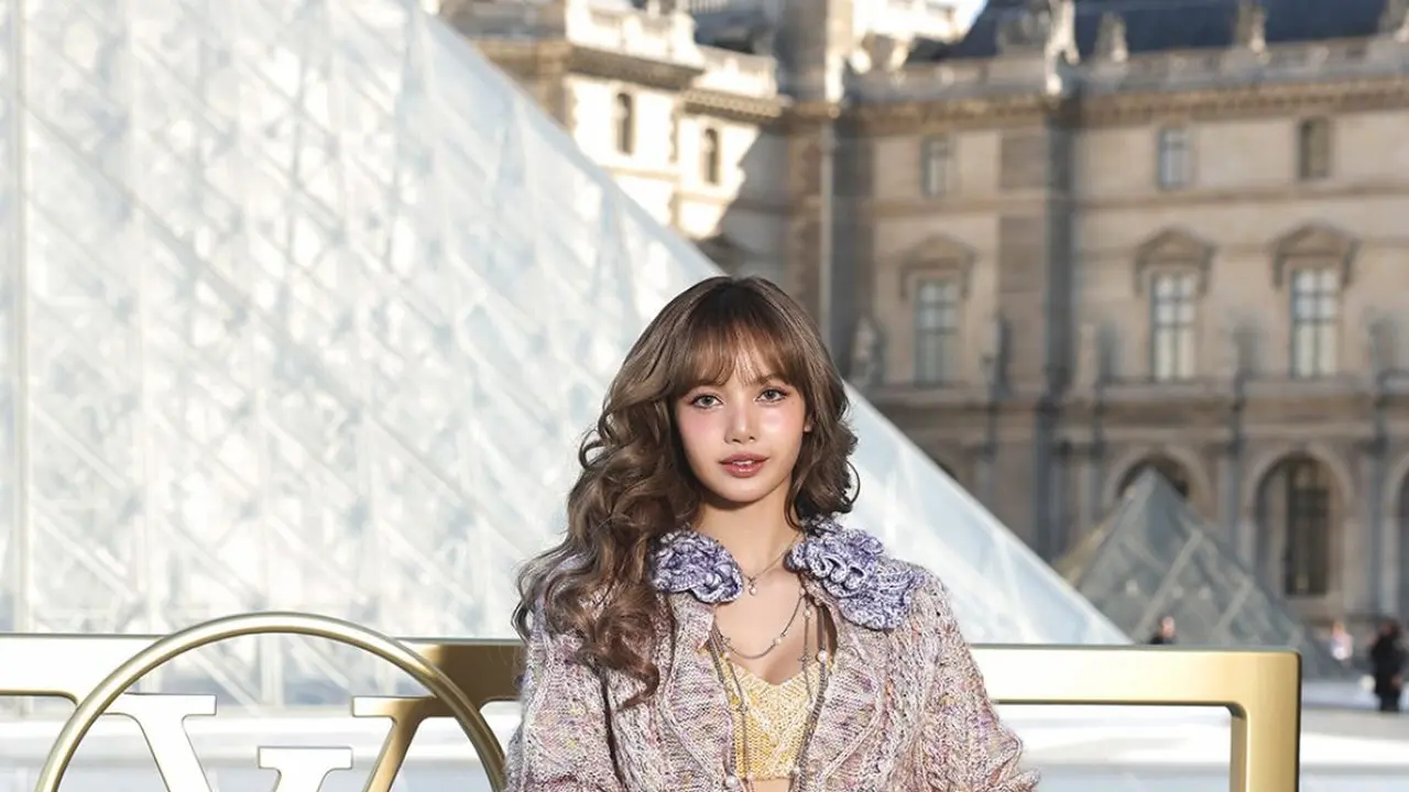 Lisa BLACKPINK dan Zendaya Tampil Bak Bestie Hadiri Show Louis Vuitton di Paris Fashion Week