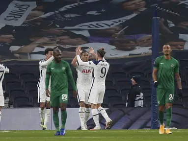 Penyerang Tottenham Hotspur, Carlos Vinicius (tengah) berselebrasi dengan rekan setimnya usai mencetak gol ke gawang Ludogorets Razgrad pada pertandingan Grup J Liga Europa di stadion Tottenham Hotspur, London, Inggris, Kamis (26/11/2020). Tottenham menang atas Ludogorets 4-0. (AP Photo/Ian Kington)