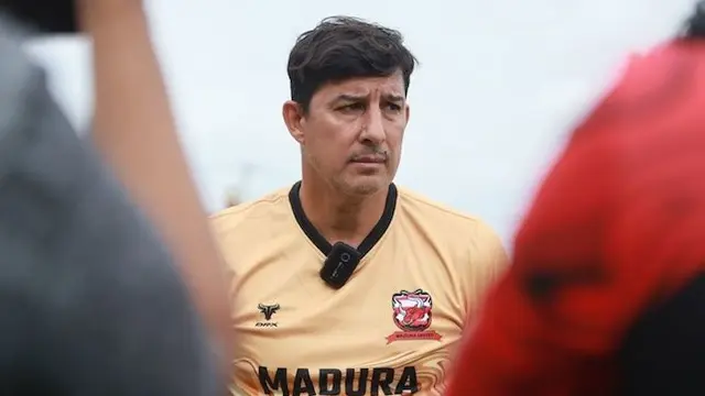 Angel Alfredo Vera ketika melatih Madura United di BRI Liga 1 2024/2025 (c) PT LIB5