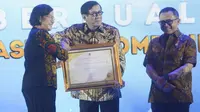 Penghargaan diserahkan oleh Menteri Keuangan, Sri Mulyani kepada Menteri Hukum dan HAM, Yasonna H. Laoly dalam acara Rakornas Pelaksanaan Anggaran tahun 2023 di Ballroom Dhanapala, Gedung Kemenkeu, Jalan Senen Raya No. 1, Jakarta Pusat. (Ist)