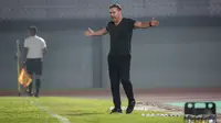 Reaksi pelatih kepala Persija Jakarta, Thomas Doll pada laga lanjutan BRI Liga 1 2022/2023 menghadapi Persita Tangerang di Stadion Indomilk Arena, Tangerang, Selasa (28/03/2023). (Bola.com/Bagaskara Lazuardi)