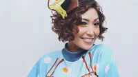 Saat muncul di Dahsyatnya Awards 2017, Ayu Dewi tampil unik dengan busananya yang bertema mie ayam. (Bintang Pictures)