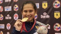 Karateka cantik asal Indonesia, Ceyco Georgia Zefanya berhasil menjadi juara dunia nomor Junior Kumite 59+ kg pada Kejuaraan Dunia Karate Junior, Cadet dan U-21 di ICE BSD, Tangerang, Jumat (13/11/2015). (Bola.com/Vitalis Yogi Trisna) 