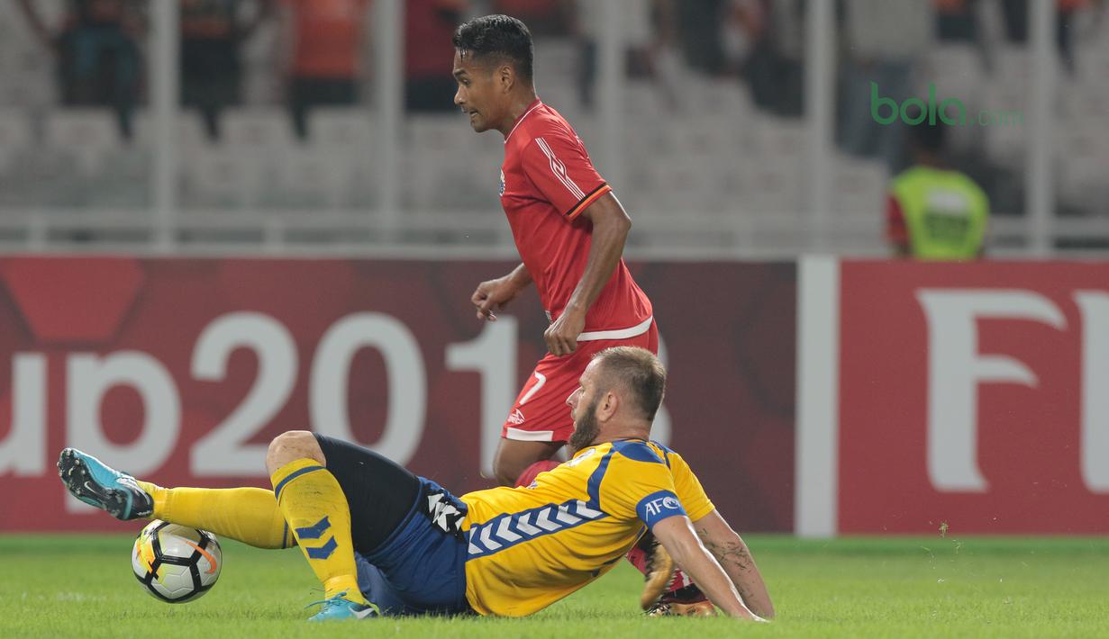 Pemain Tampines Rovers, Fahrudin Mustafic (bawah) menghalau bola dari kaki pemain Persija Jakarta, Ramdani Lestaluhu pada laga Piala AFC 2018 di Stadion Utama GBK, Senayan, Jakarta (28/2/2018). Persija menang 4-1. (Bola.com/Nick Hanoatubun)