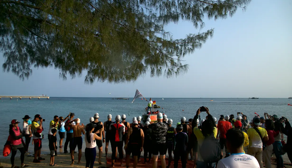 Peserta bersiap untuk berenang selama Rhino Cross Triathlon 2018 di Kawasan Tanjung Lesung, Pandeglang, Banten, Minggu (30/9). Rhino Cross Triathlon diikuti lebih dari 200 peserta dari dalam negeri dan manca negara. (Liputan6.com/HO/Nick Hanoatubun)